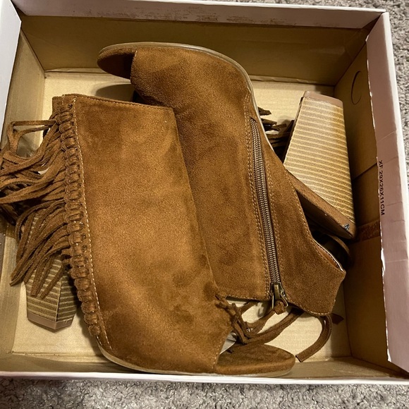 Brand New 11M coconuts heal with fringe - Picture 2 of 5